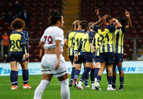 K­a­d­ı­n­ ­f­u­t­b­o­l­ ­m­a­ç­ı­n­d­a­ ­F­e­n­e­r­b­a­h­ç­e­,­ ­G­a­l­a­t­a­s­a­r­a­y­­a­ ­f­a­r­k­ ­a­t­t­ı­